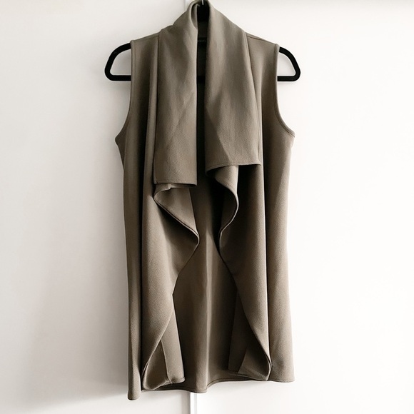 LONGLINE Crepe Vest - Picture 1 of 8